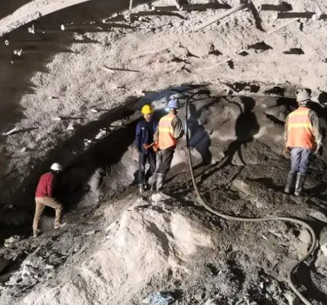 琼山隧道拱顶带模注浆料，微膨胀注浆料的特点及施工工艺